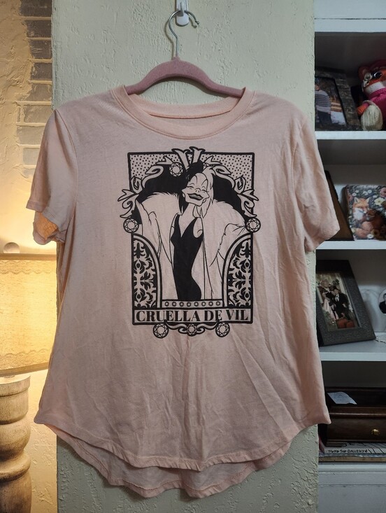 Disney Tops - Disney Villian Cruella De Vil Graphic Short Sleeve Tee Size L P2p 18